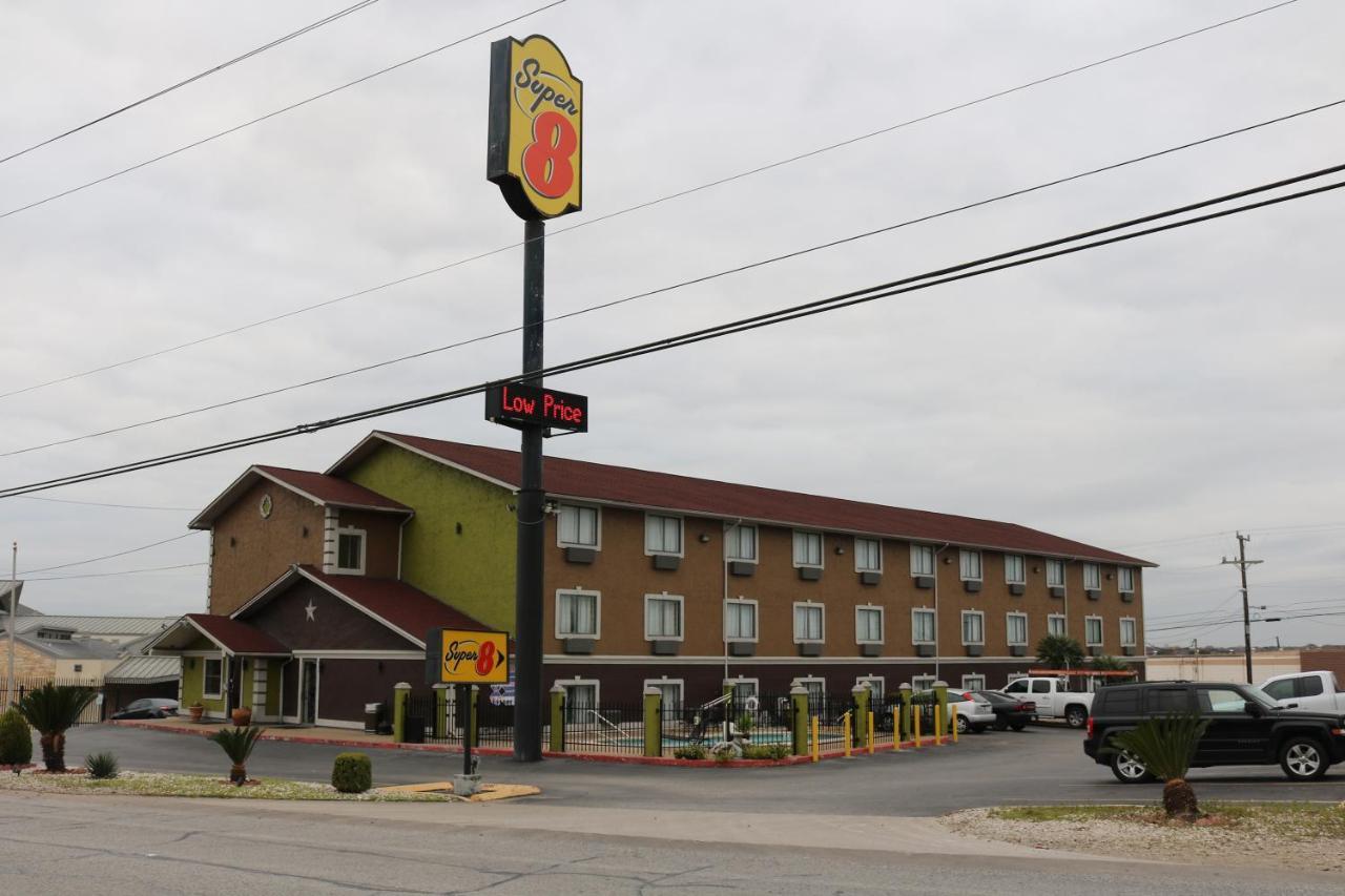 Super 8 By Wyndham San Antonio/I-35 North Hotel Kültér fotó